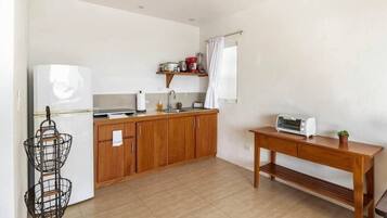 Réfrigérateur, four, plaque de cuisson, cafetière/bouilloire