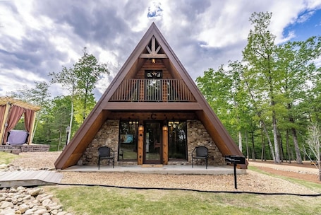 Exterior. Cabin C Eagles Rest sleeps 6