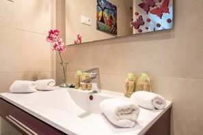 Shower, hair dryer, towels