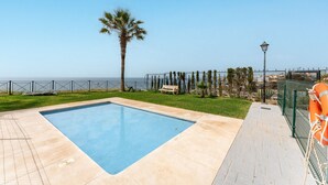 A swimming pool with a clear view of the sea, a palm tree, and a bench. - Spectacular sea views parking and pool  REF006 (Benalmádena)
