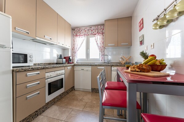 Een koelkast, een magnetron, een oven, een vaatwasser