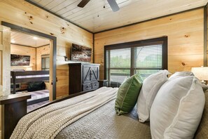 2 chambres, bureau, fer et planche à repasser, lit parapluie