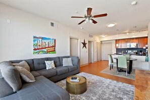 TV, offices - Loft on Guadalupe - UT & Downtown min away (Austin)