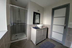 Secadora de cabello y papel de baño 