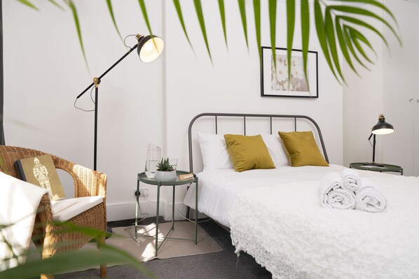 3 bedrooms, blackout drapes, iron/ironing board, free WiFi - West End Nest (London)