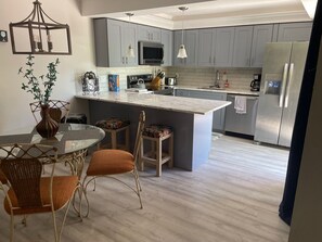 Frigorifero, microonde, forno, piano cottura