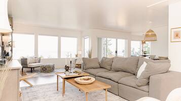 Smart TV, caminetto, libri, impianto stereo