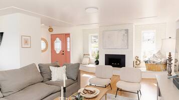 Smart TV, caminetto, libri, impianto stereo