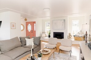 Smart TV, chimenea, libros y estéreo