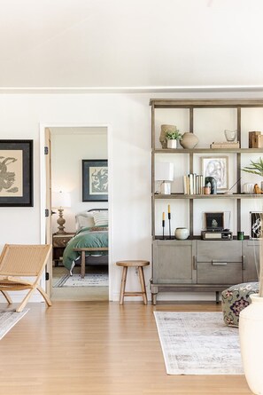 Smart-TV, peis, bøker og stereoanlegg