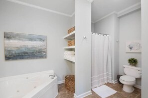 Baignoire Ă jets, sĂšche-cheveux, serviettes fournies, savon