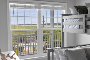 3 chambres, bureau, fer et planche à repasser, lit parapluie