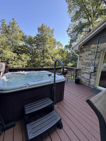 Terrace/patio. Secluded, pet friendly, fishing, hot tub, Wi-Fi!