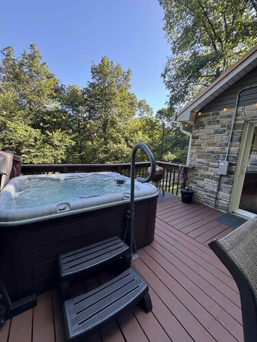 Secluded, pet friendly, fishing, hot tub, Wi-Fi!