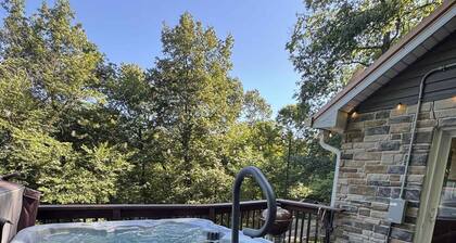 Secluded, pet friendly, fishing, hot tub, Wi-Fi!
