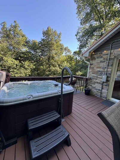 Secluded, pet friendly, fishing, hot tub, Wi-Fi!