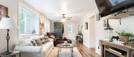 Una Smart TV, una chimenea, libros