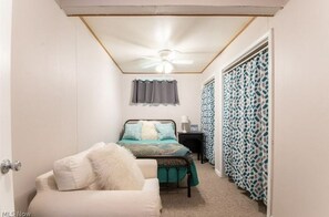 2 bedrooms, desk, WiFi, bed sheets