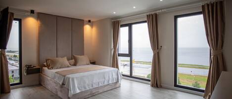 Quarto conforto, 1 cama King, vista para o mar | Frigobar, escrivaninha, quartos à prova de som, Wi-Fi de cortesia