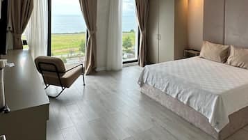 Rom – comfort, 1 kingsize-seng, sjøutsikt | Minibar, skrivebord, lydisolert og wi-fi (inkludert)