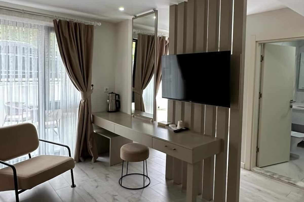 Minibar, desk, soundproofing, free WiFi