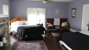 Familien-Doppelzimmer, Mehrere Betten, eigenes Bad | 1 Schlafzimmer, individuell dekoriert, individuell eingerichtet