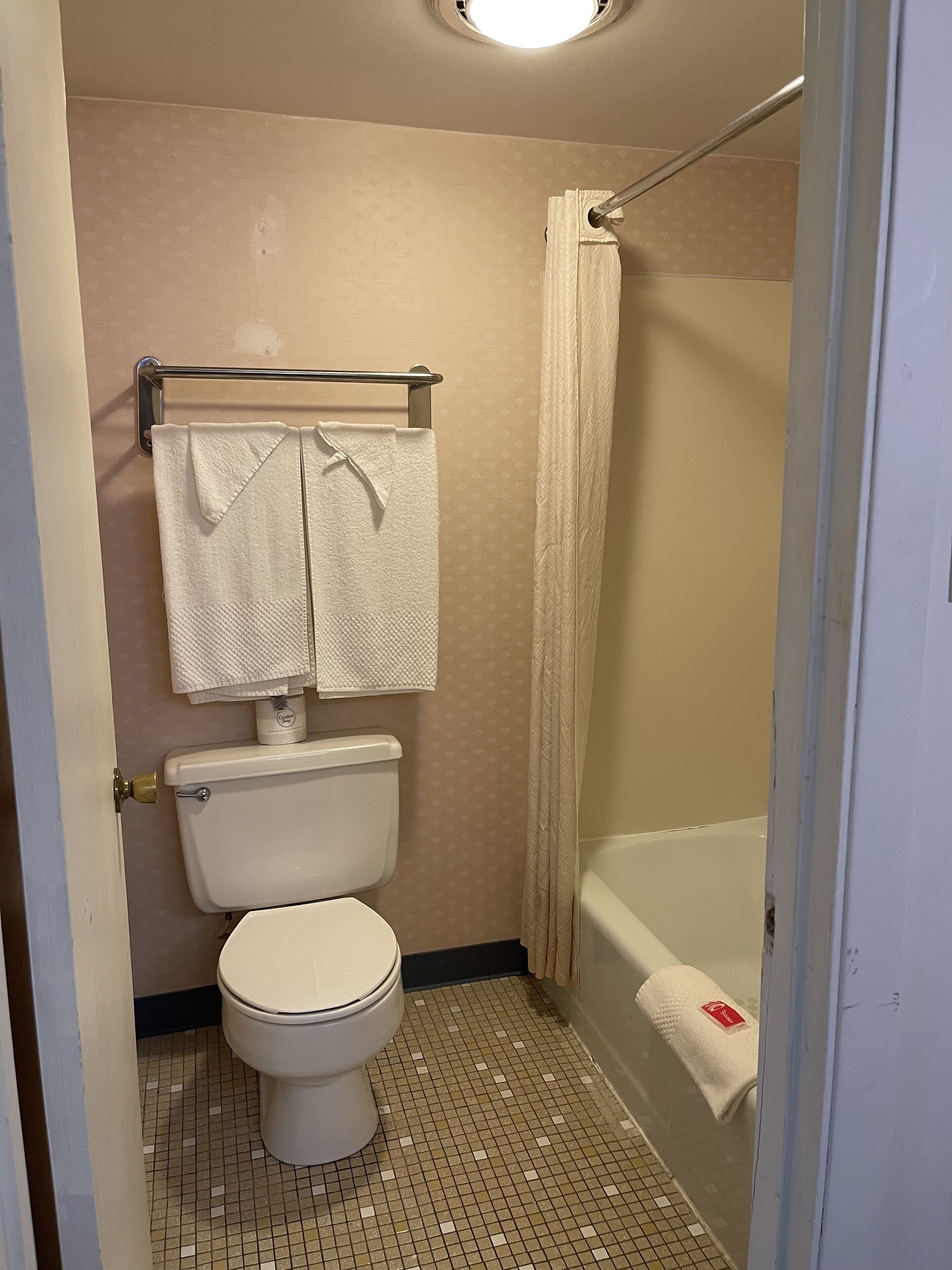 ฝักบัวในอ่างอาบน้ำ, เรนชาวเวอร์, ไดร์เป่าผม (มีให้บริการตามคำขอ)