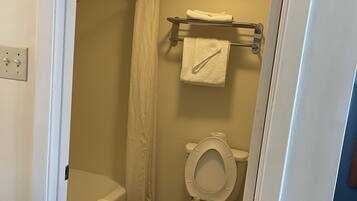 淋浴/浴缸二合一、淋浴花灑、吹風機、毛巾