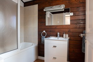 シャワー、ヘアドライヤー、タオル、トイレットペーパー