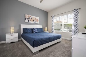 4 chambres, fer et planche à repasser, lit de bébé portatif