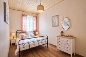 2 chambres, fer et planche à repasser, lit de bébé portatif