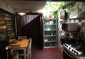 Private kitchen - Destino 26 Hostel (Montevideo)