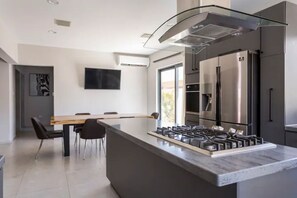 Fridge, microwave, oven, stovetop - Villa Glam-Large Luxury Resort Home sleep 13w/pool (Noord)