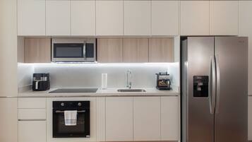 Refrigerador, microondas, horno y cafetera y tetera