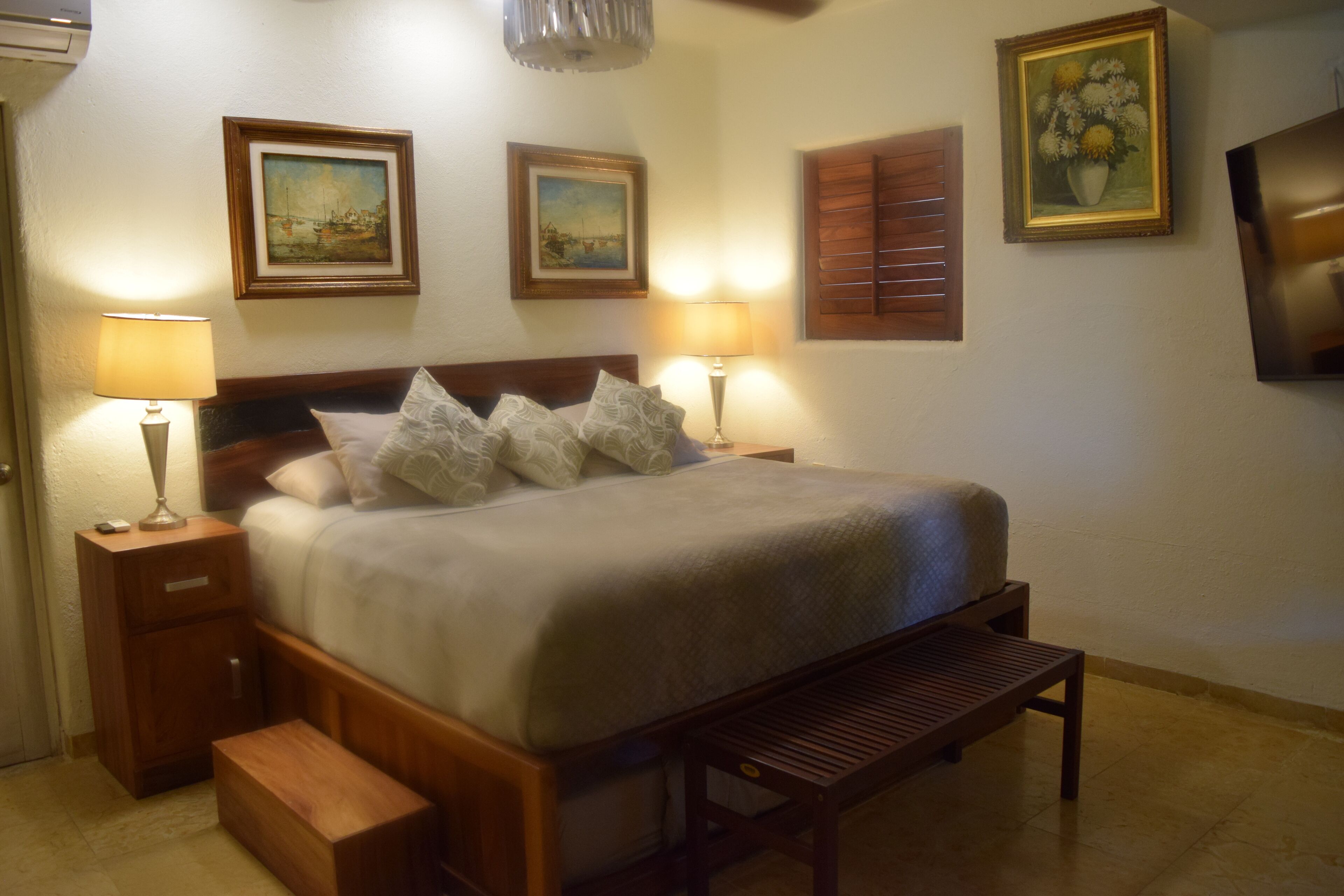 3 bedrooms, desk, travel crib, free WiFi