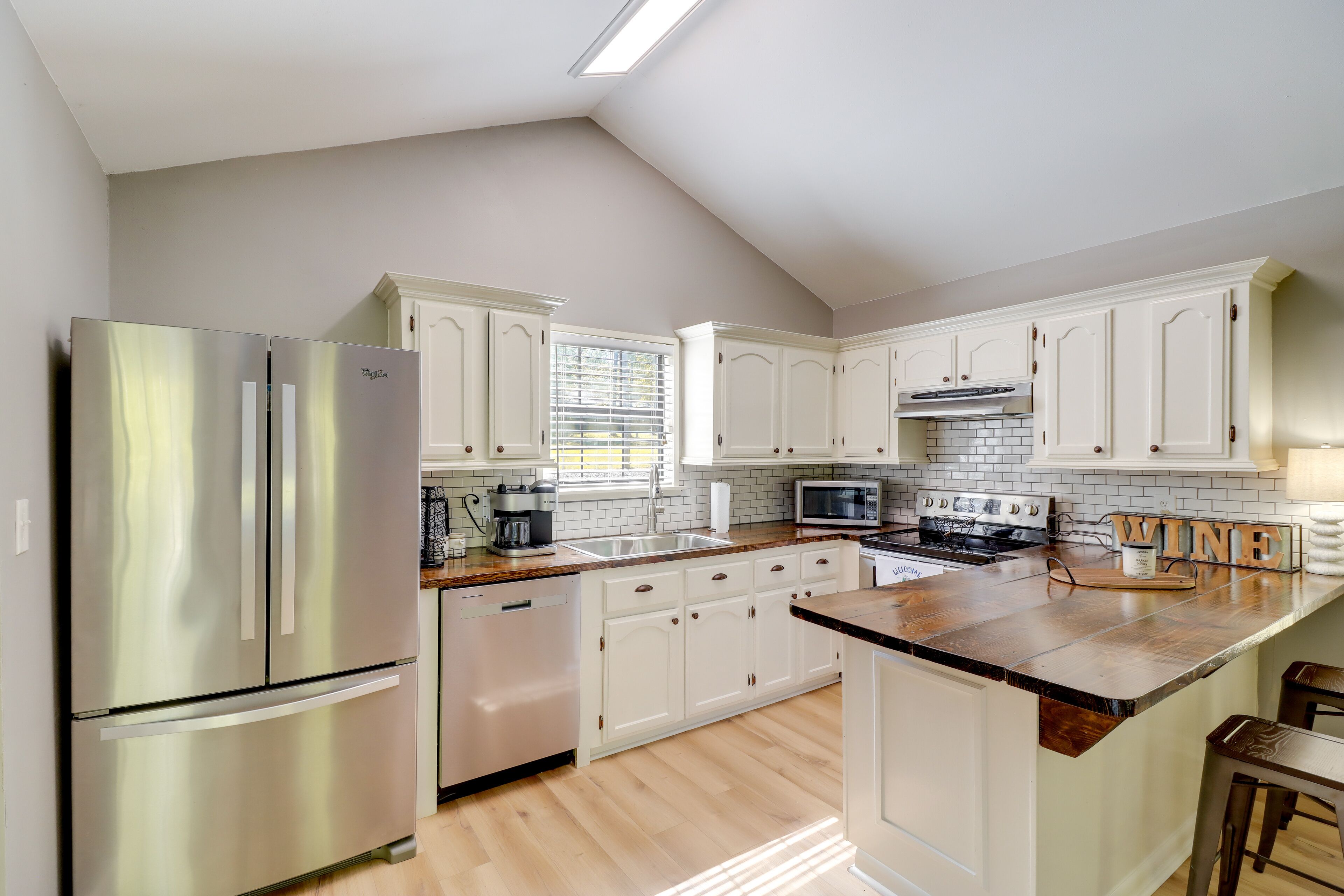 Waterfront Greers Ferry Lake Vacation Rental!