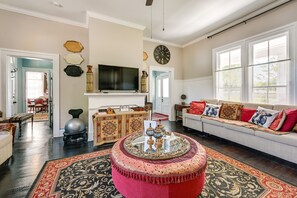 TV, books - Spacious Historic Home w/ Yard & Deck! (High Point)