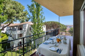 Outdoor dining - CONFORT: Beautiful apartment in l'Escala with large terrace and air conditioning (L'Escala)