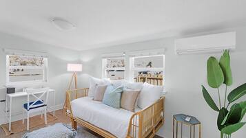 3 chambres, bureau, fer et planche Ă repasser, lit parapluie