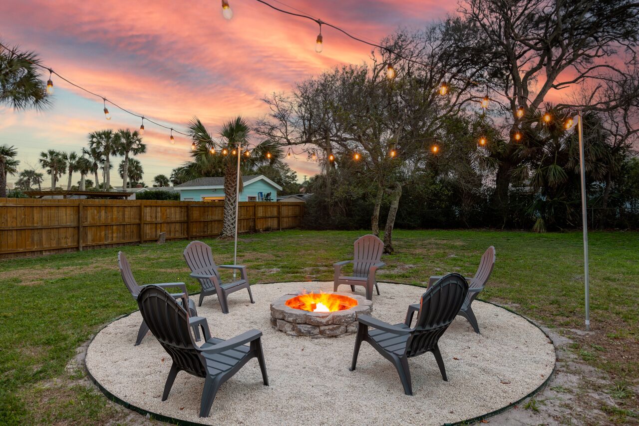 Sunshine Daydream Beach Bungalow. Walk to Beach! Great for Families! Firepit!