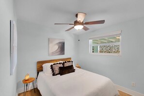 3 habitaciones, escritorio y tabla de planchar con plancha