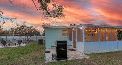Sunshine Daydream Beach Bungalow. Walk to Beach! Great for Families! Firepit!
