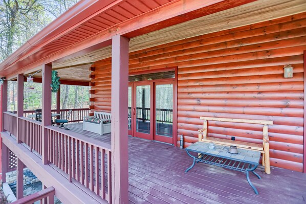 A wooden cabin with a covered porch, a bench, and a table. - Country Cottage: Aunt Susie's Raystown Lake Vacation Rentals; Tatman Boat Launch (Todd)
