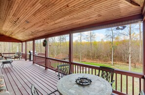 Outdoor dining - Country Cottage: Aunt Susie's Raystown Lake Vacation Rentals; Tatman Boat Launch (Todd)