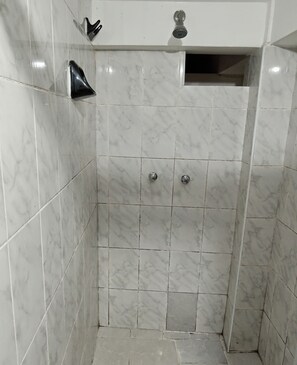 Classic Double Room, 1 Queen Bed | Bathroom | Shower, towels - Hostal sinchiroca machupicchu (Machu Picchu)