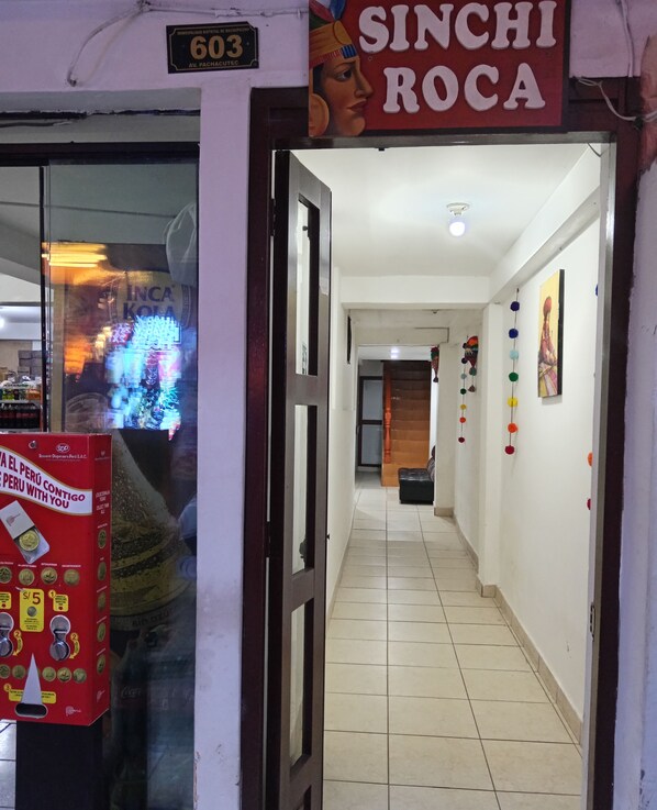 Down comforters, free WiFi, bed sheets - Hostal sinchiroca machupicchu (Machu Picchu)