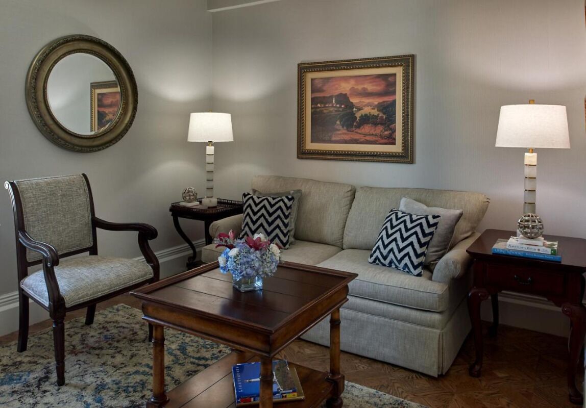 Stay Minutes Away from Château-sur-Mer! Indoor Pool, Onsite Parking and Gym!