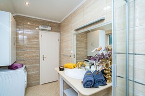 Shower, hair dryer, towels
