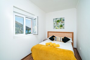 2 عدّة غرف نوم ومكواة/لوح كي وخدمة الإنترنت وملاءات أسرّة