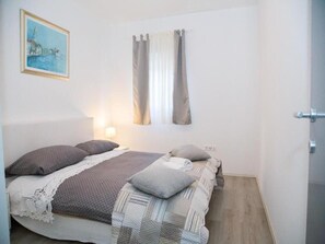 7 bedrooms, iron/ironing board, WiFi, bed sheets